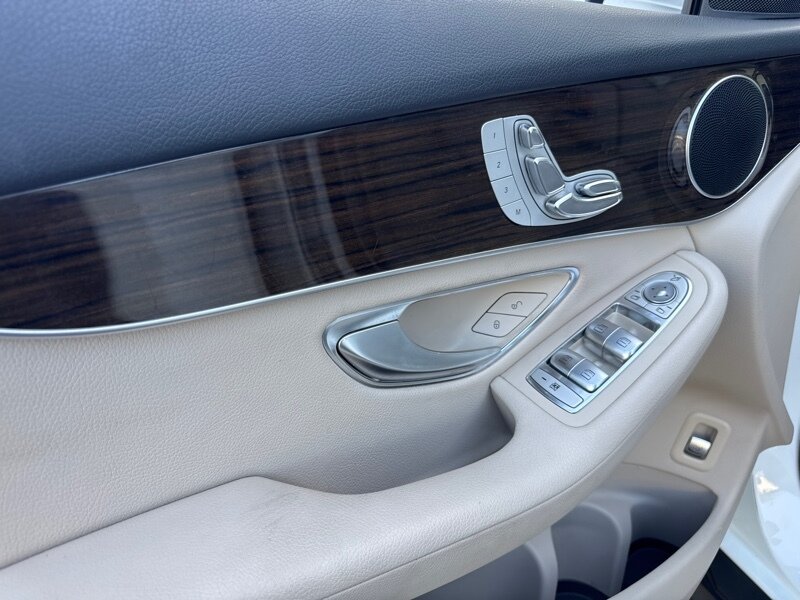 Vehicle image 23 of 34