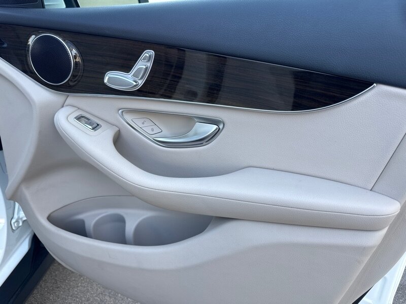 Vehicle image 28 of 34