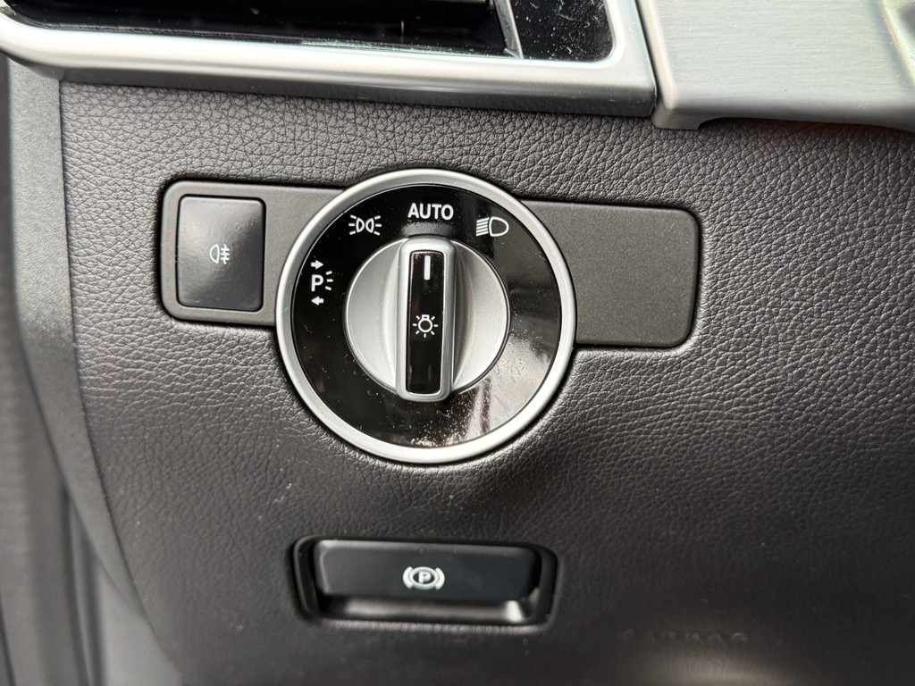 Vehicle image 25 of 34