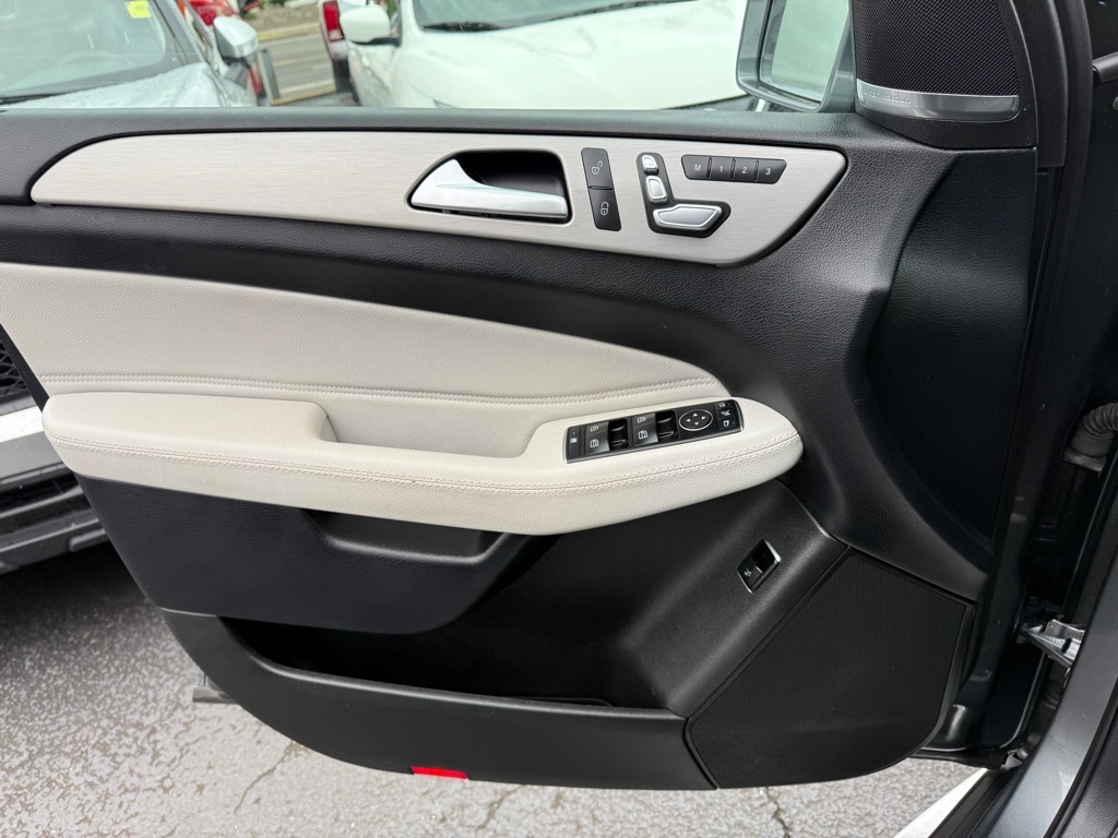 Vehicle image 24 of 34