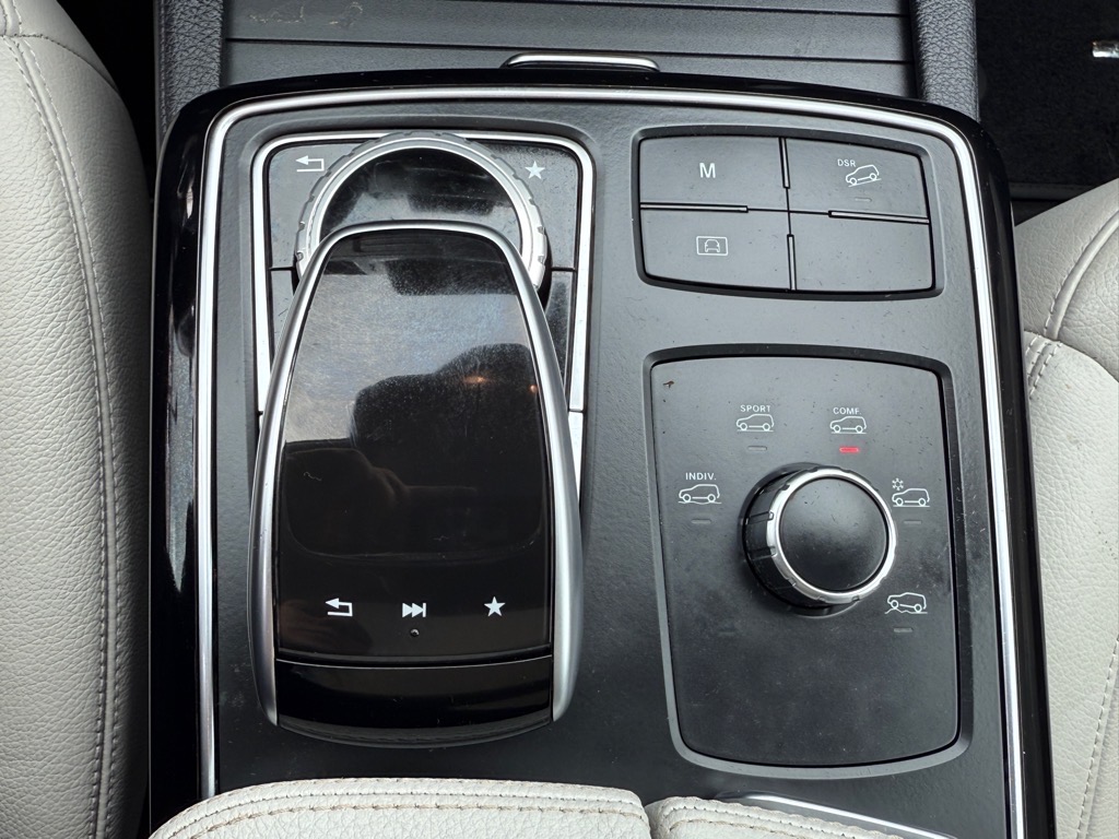 Vehicle image 27 of 34