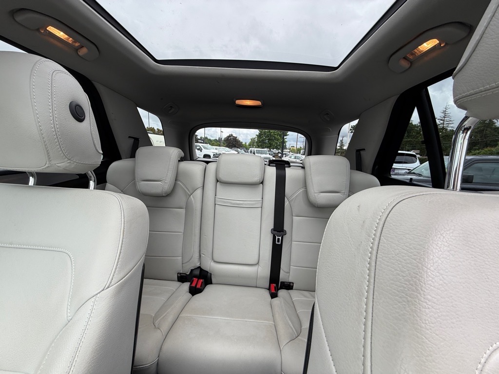 Vehicle image 17 of 34