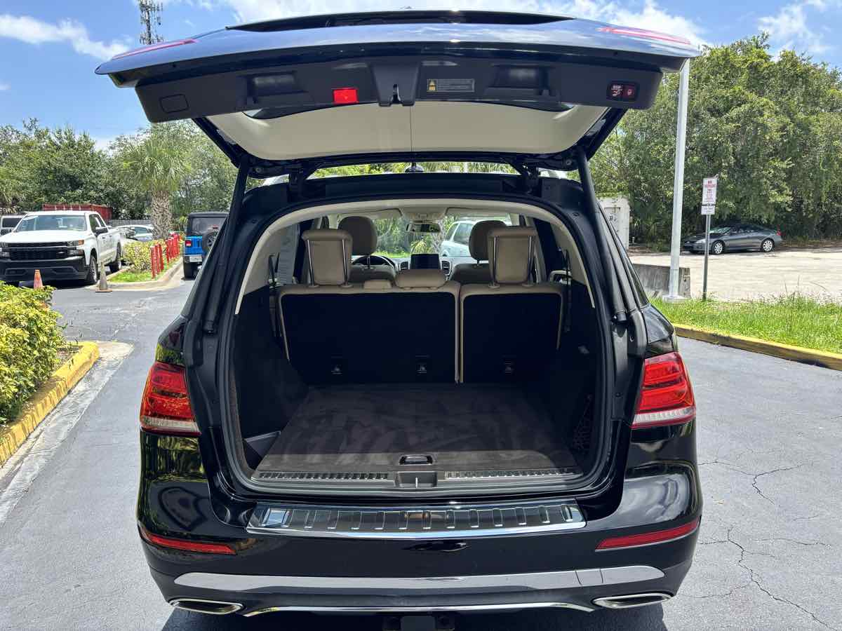 Vehicle image 19 of 34