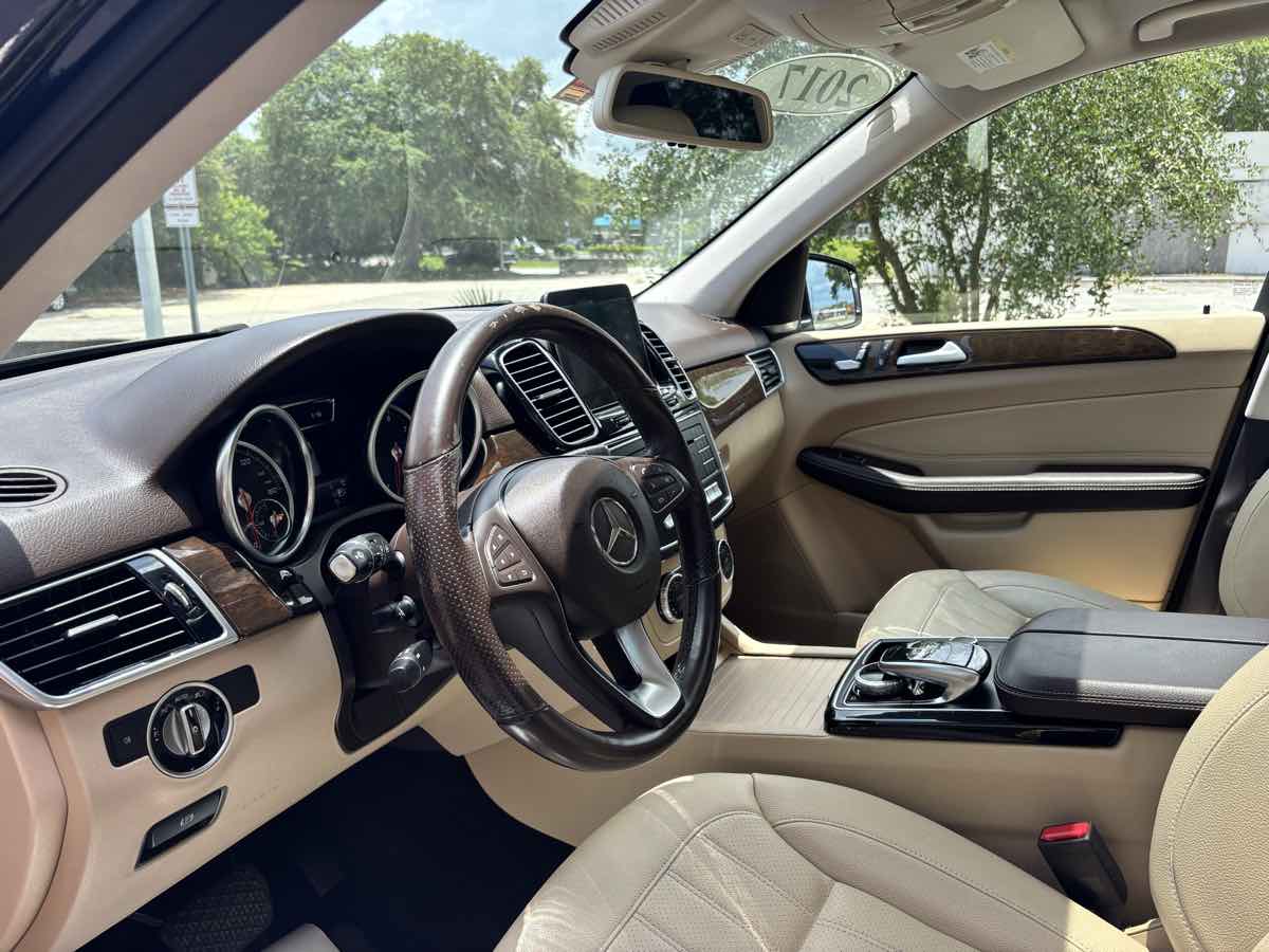 Vehicle image 25 of 34