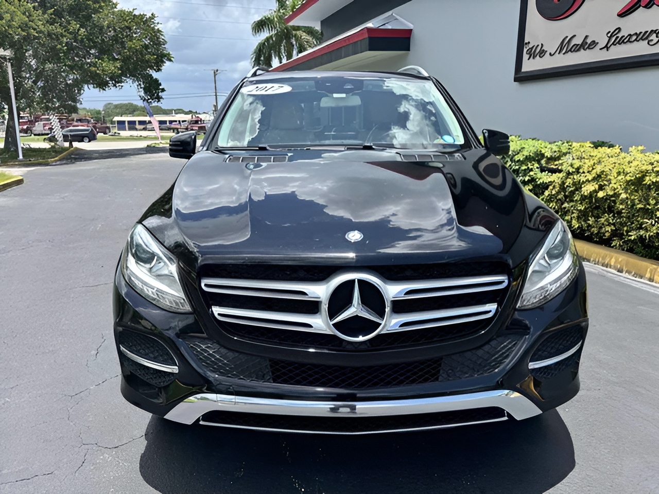 Vehicle image 32 of 34