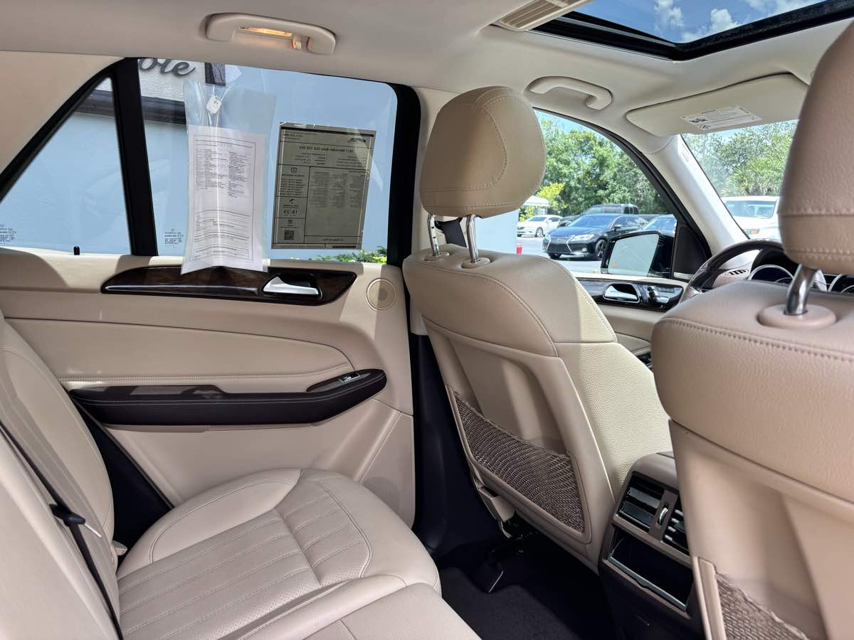 Vehicle image 15 of 34