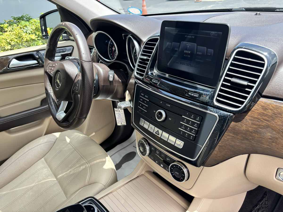 Vehicle image 10 of 34