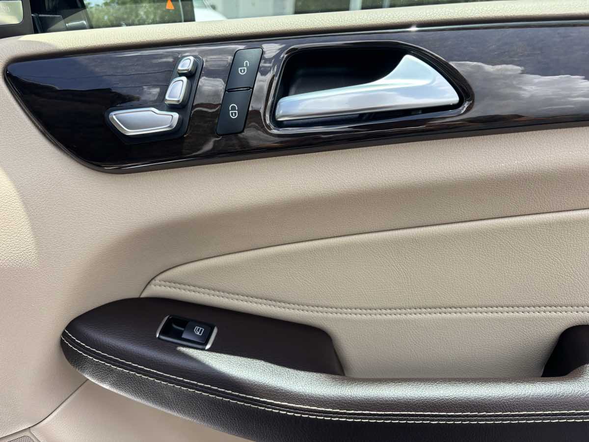 Vehicle image 11 of 34