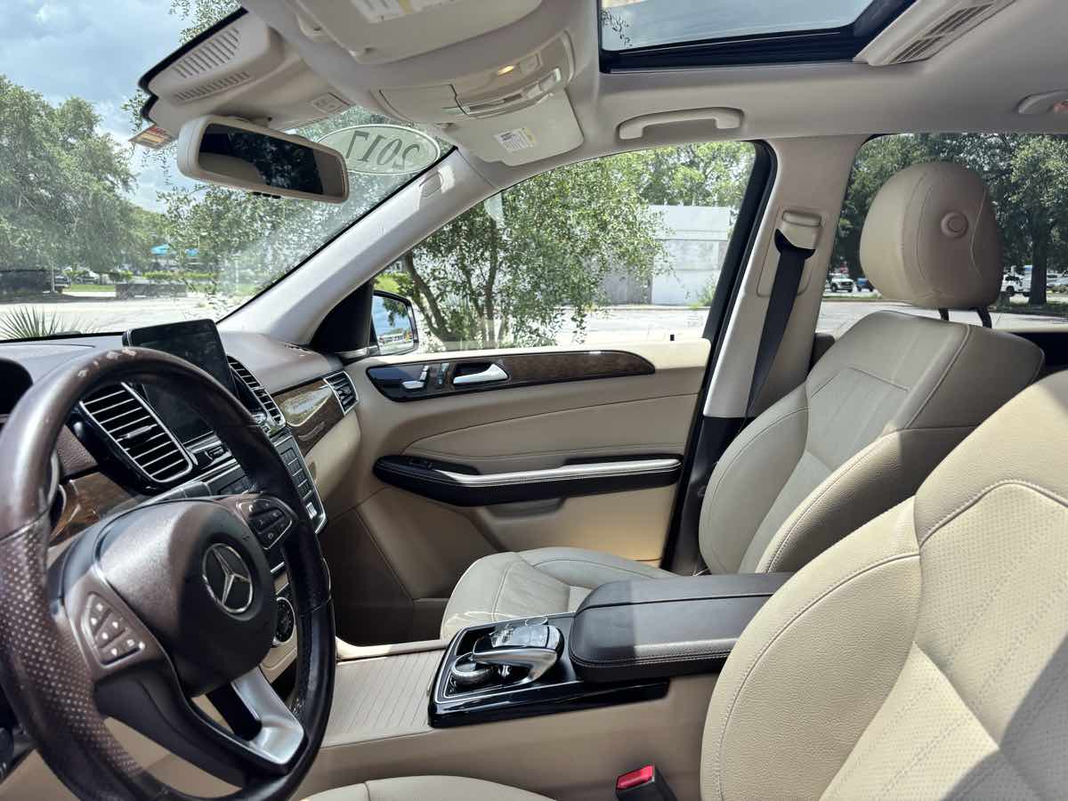Vehicle image 26 of 34