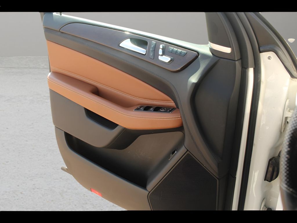 Vehicle image 18 of 23