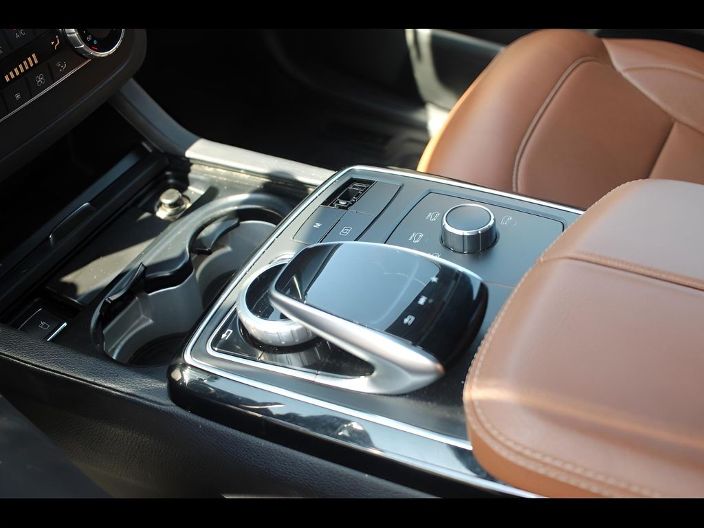 Vehicle image 17 of 23