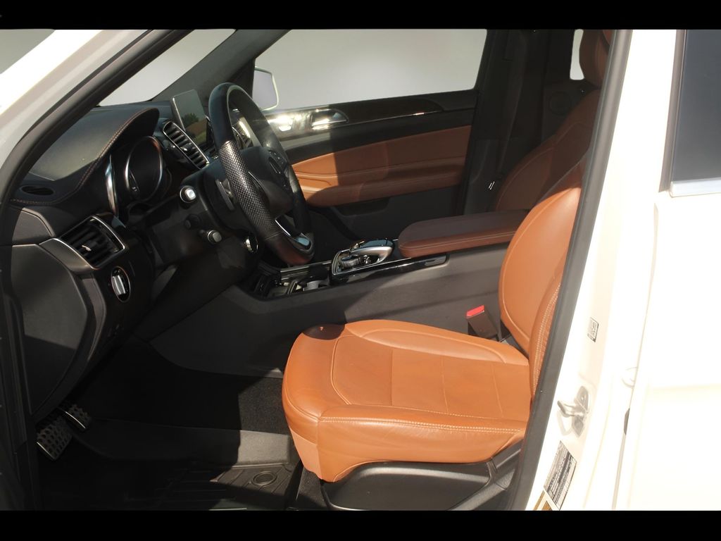 Vehicle image 21 of 23