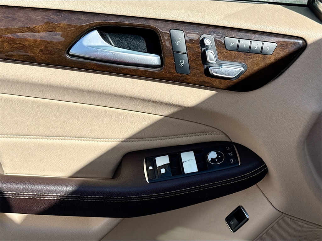 2017 Mercedes-Benz GLS 450 Image 28 of 33