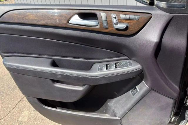 Vehicle image 23 of 29