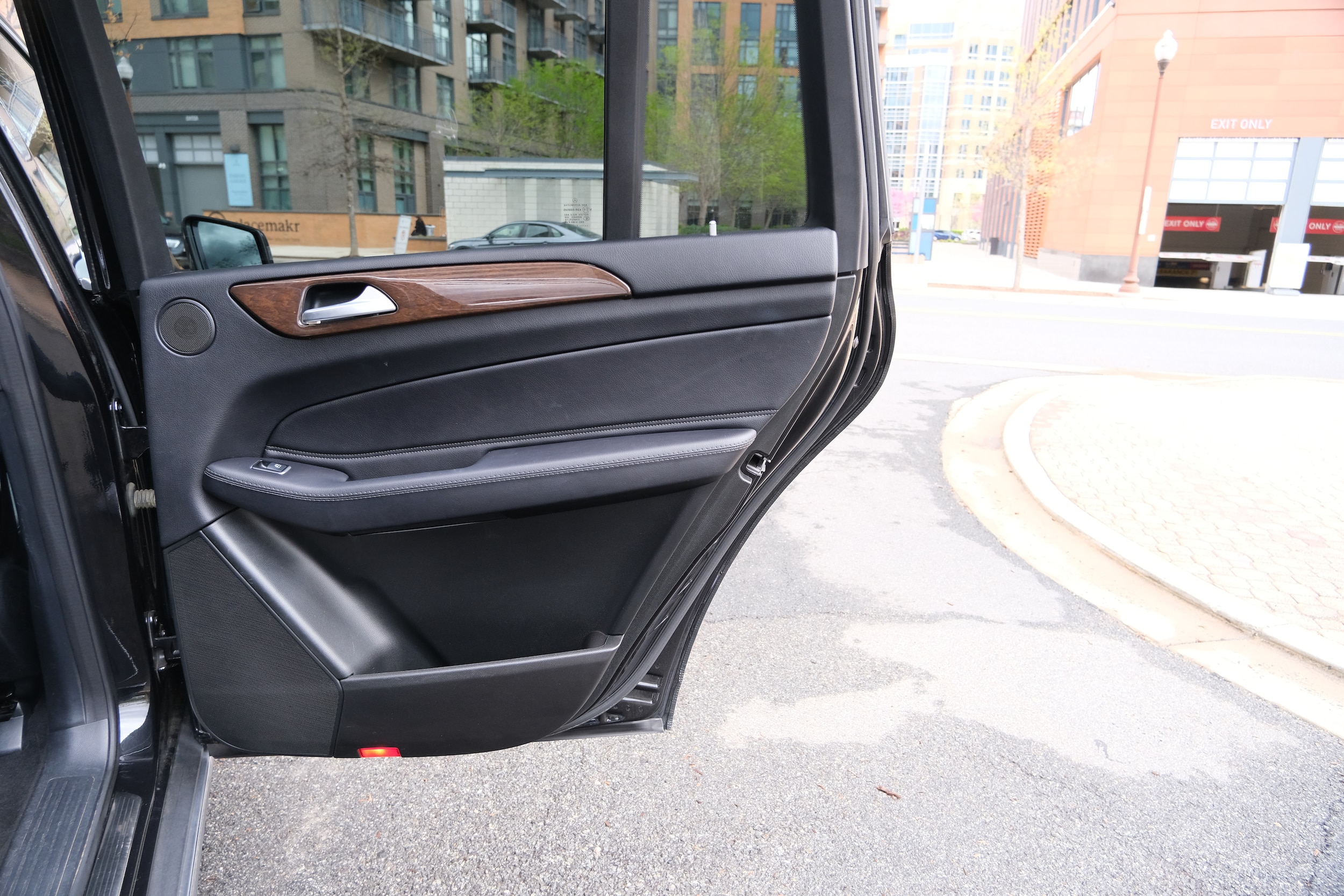 Vehicle image 27 of 47
