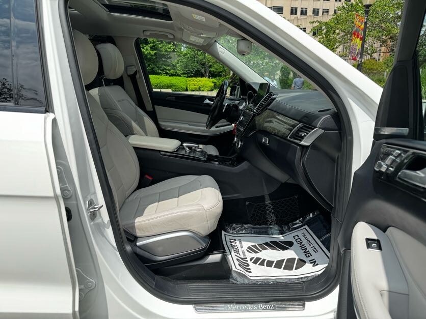 Vehicle image 37 of 46