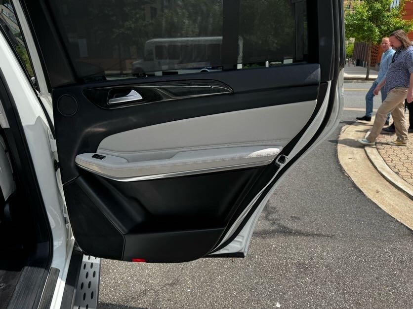 Vehicle image 27 of 46