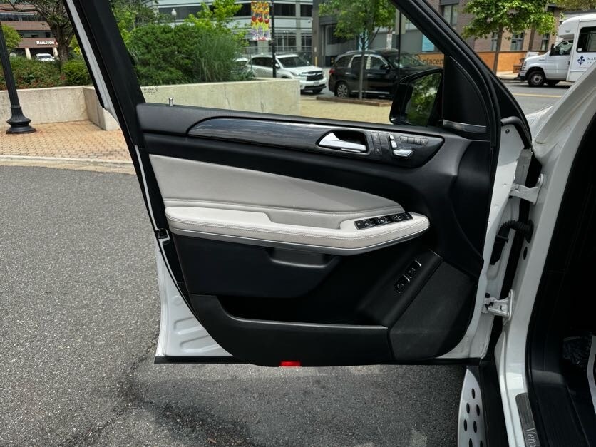 Vehicle image 17 of 46