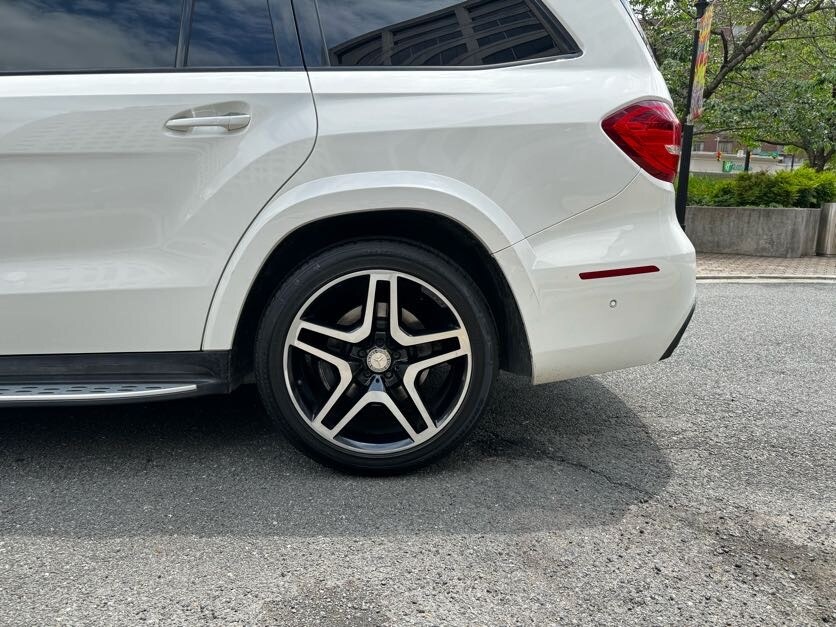 Vehicle image 10 of 46