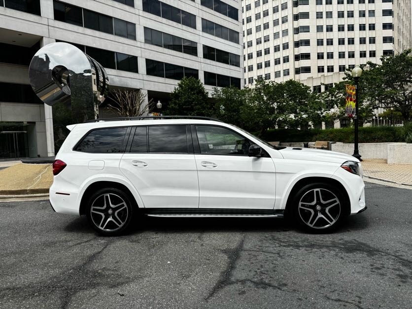 Vehicle image 4 of 46