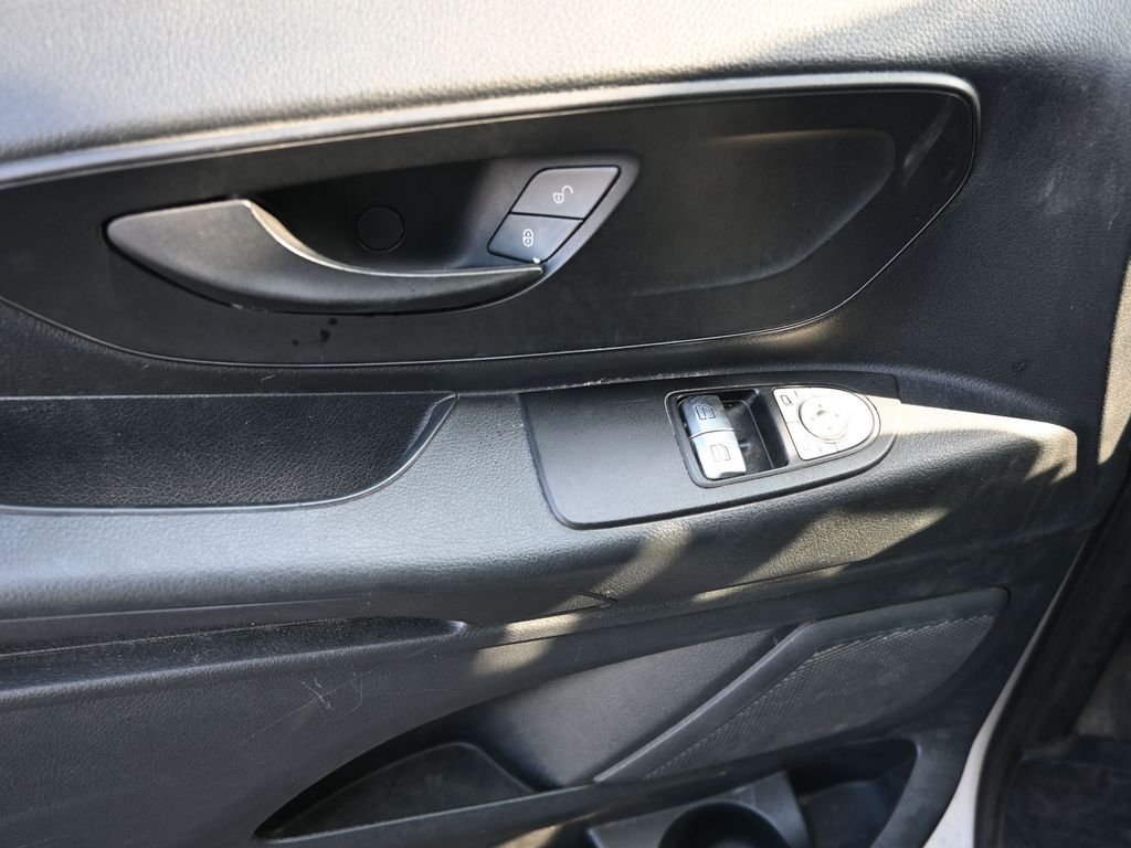 Vehicle image 18 of 29