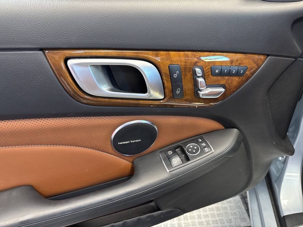 Vehicle image 17 of 43