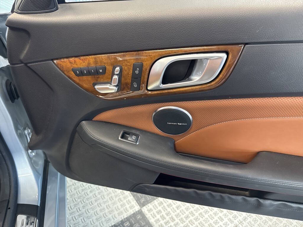 Vehicle image 21 of 43