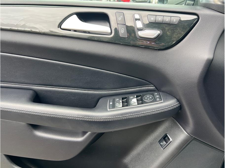 Vehicle image 10 of 28