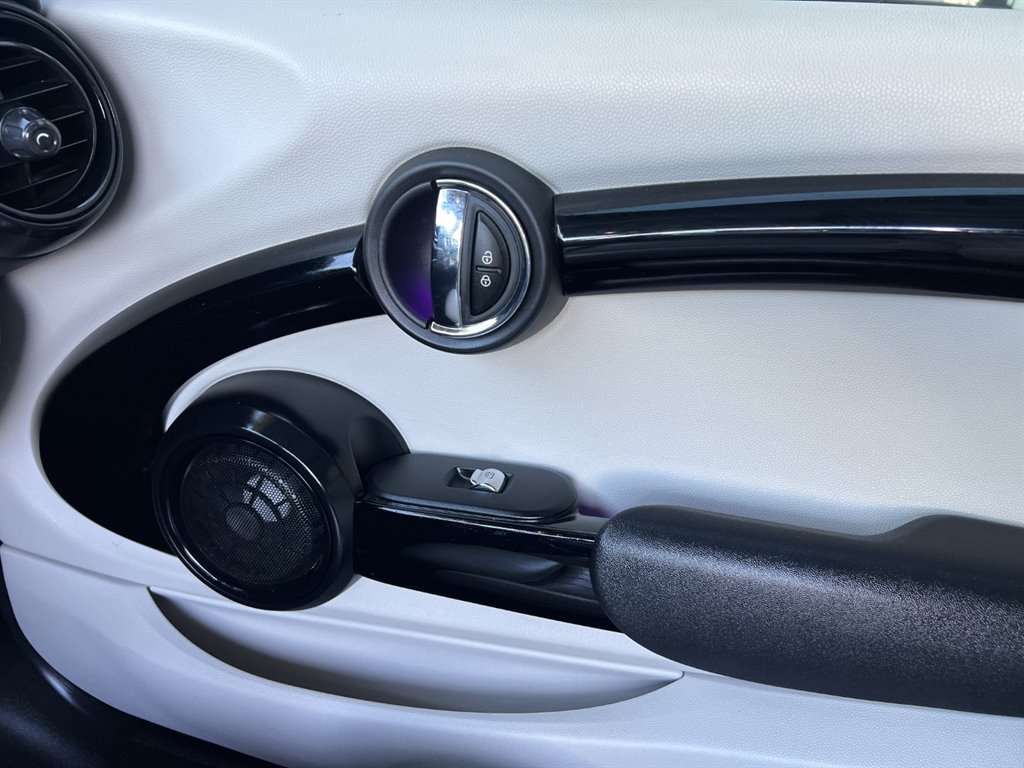 Vehicle image 25 of 27