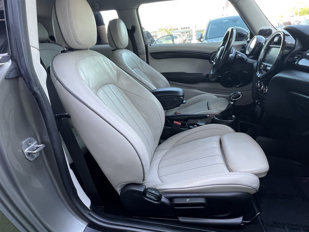 Vehicle image 15 of 27
