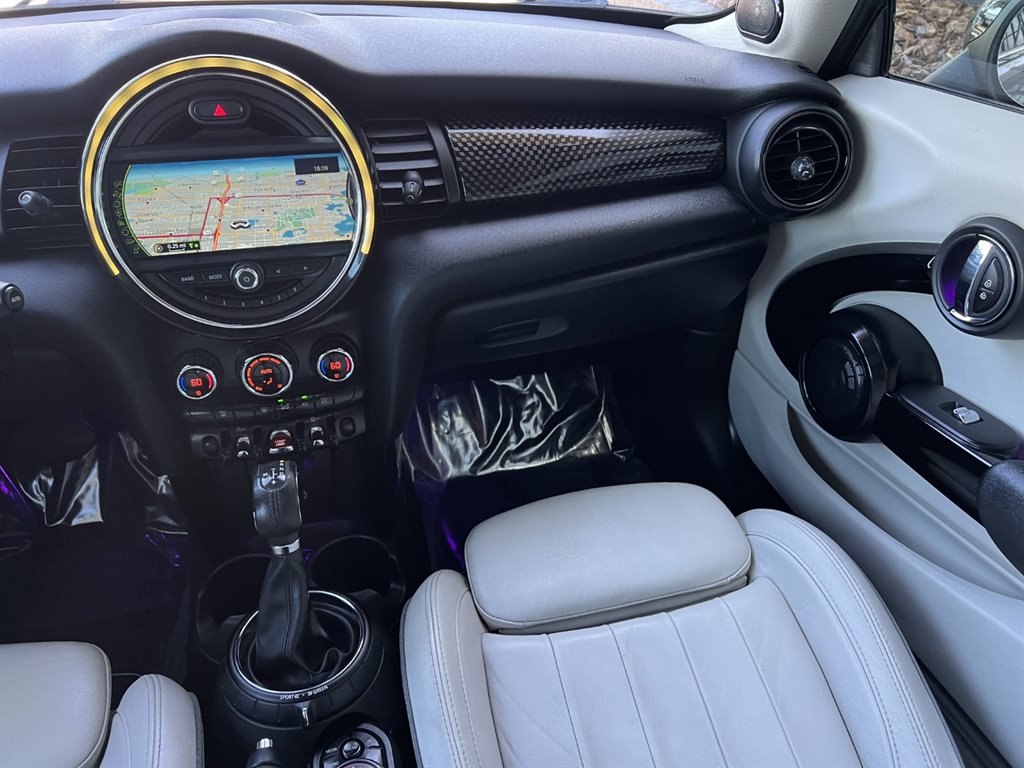 Vehicle image 19 of 27