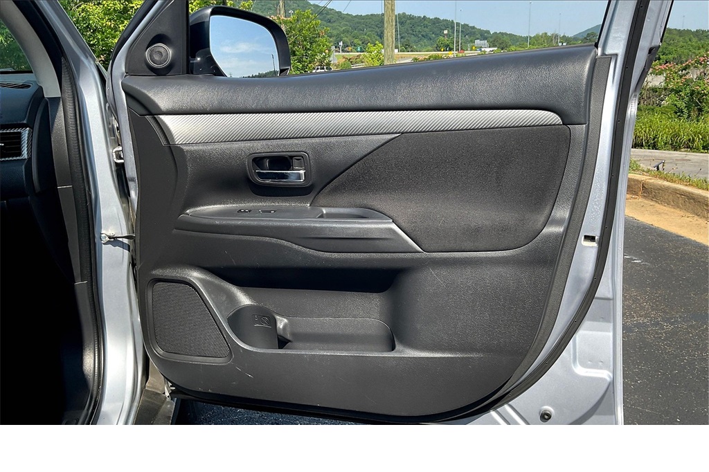 Vehicle image 19 of 27