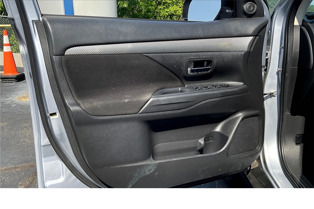 Vehicle image 18 of 27