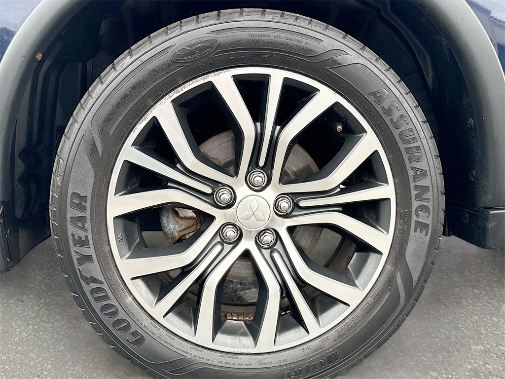 Vehicle image 27 of 28