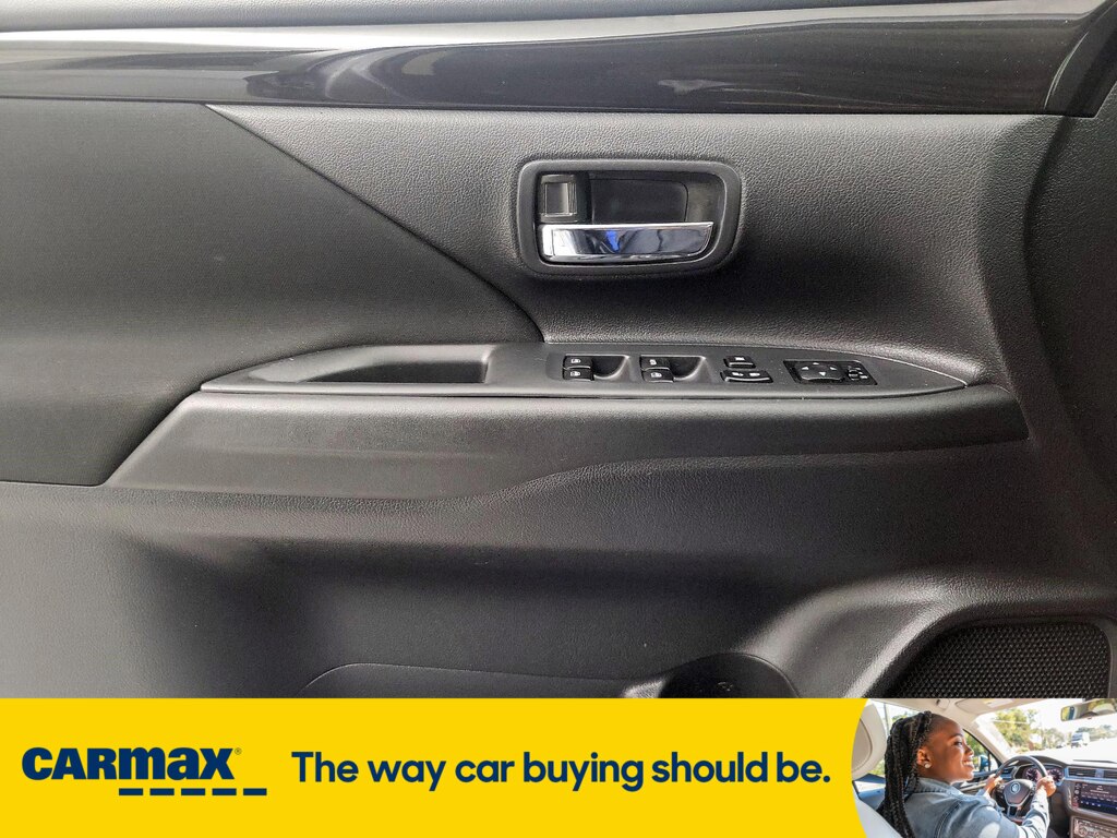Vehicle image 21 of 30