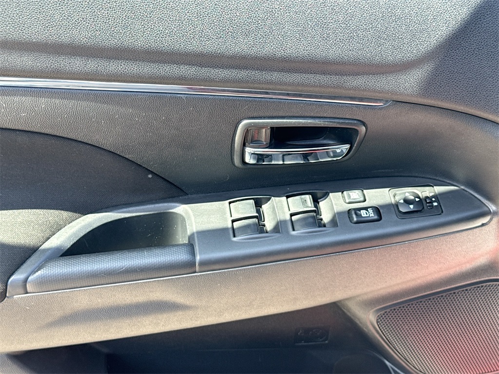 Vehicle image 25 of 28