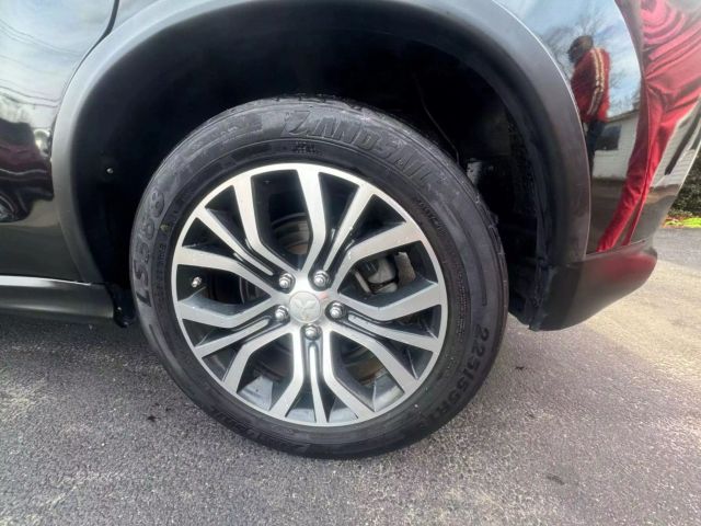 Vehicle image 28 of 30