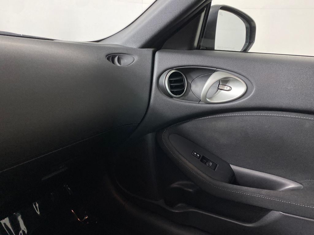 Vehicle image 19 of 30