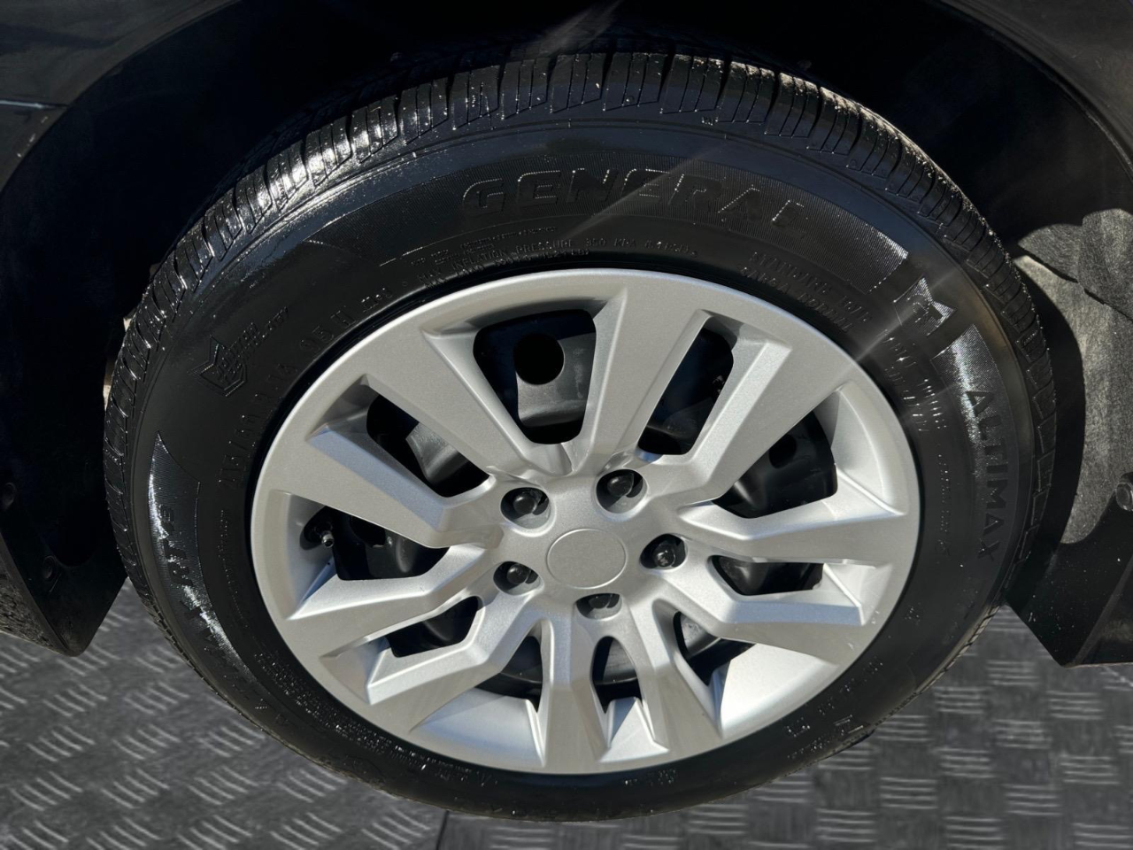 Vehicle image 14 of 27