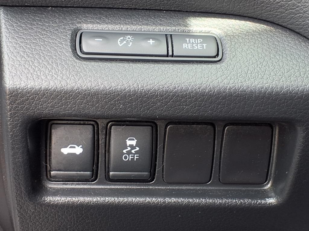 Vehicle image 32 of 42