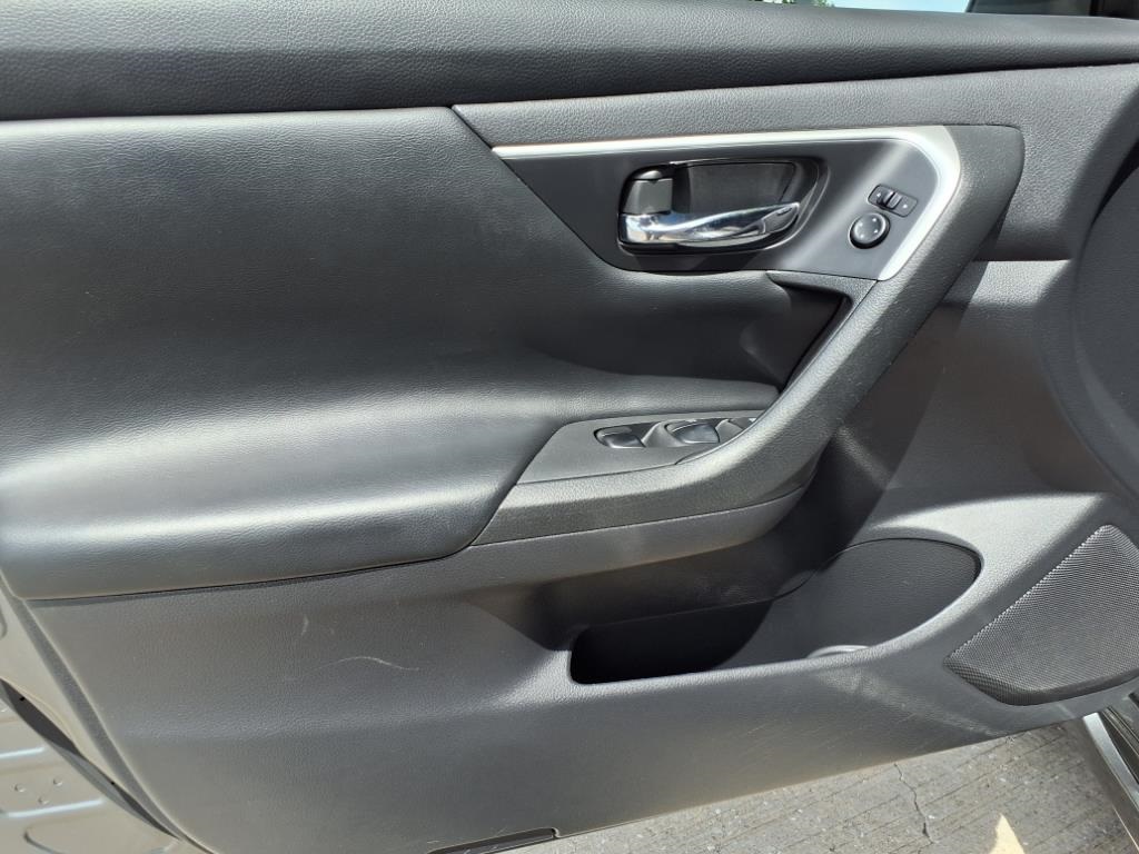 Vehicle image 30 of 42