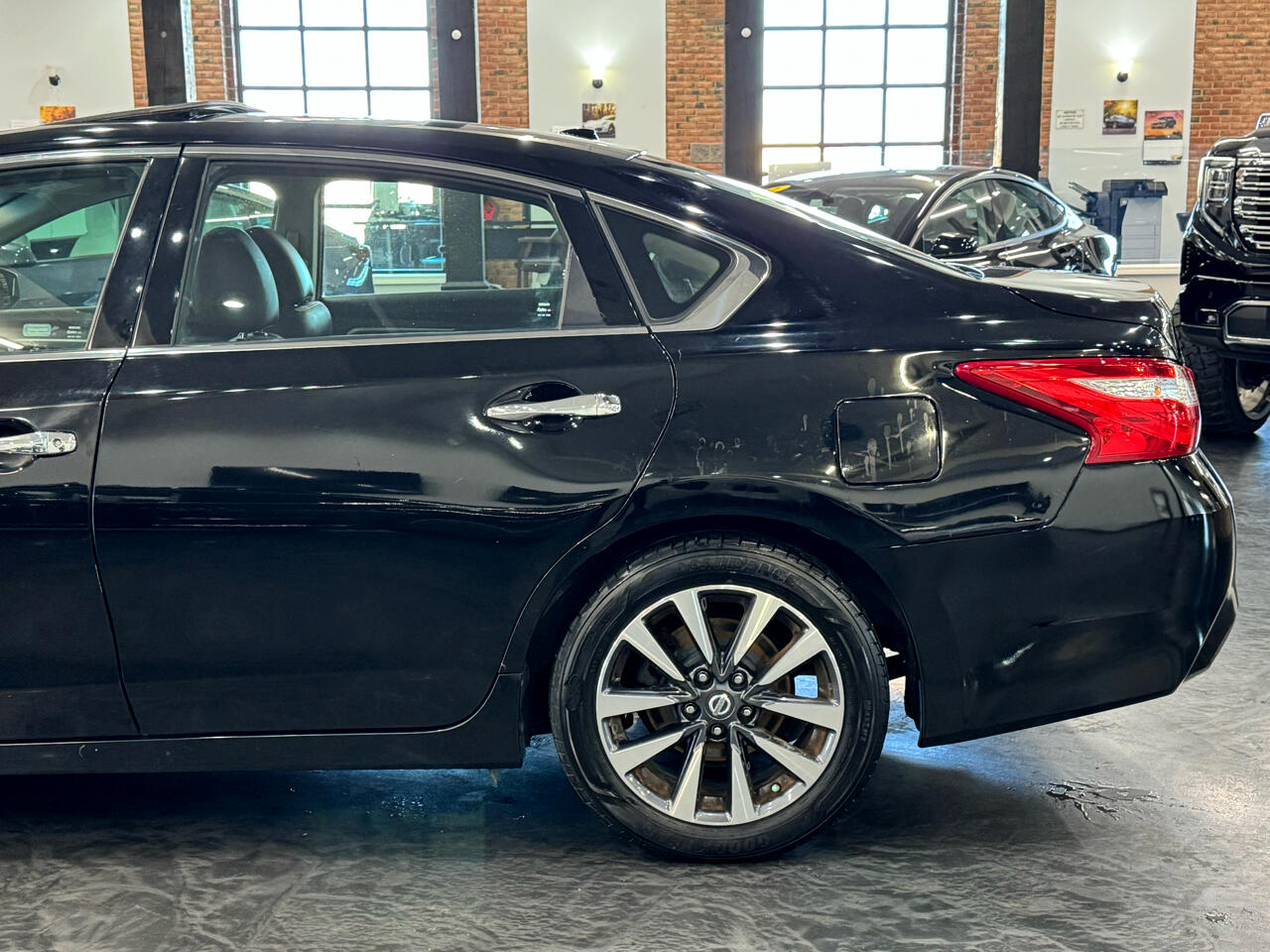 2017 Nissan Altima 2.5 SL Image 12 of 44