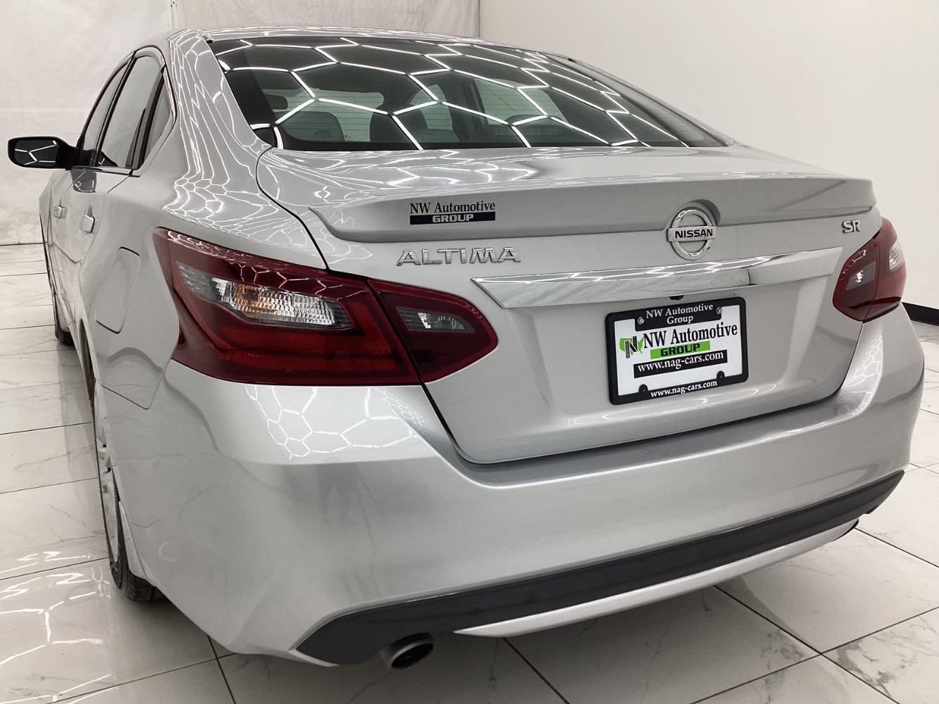 2017 Nissan Altima 2.5 SR Image 9 of 46