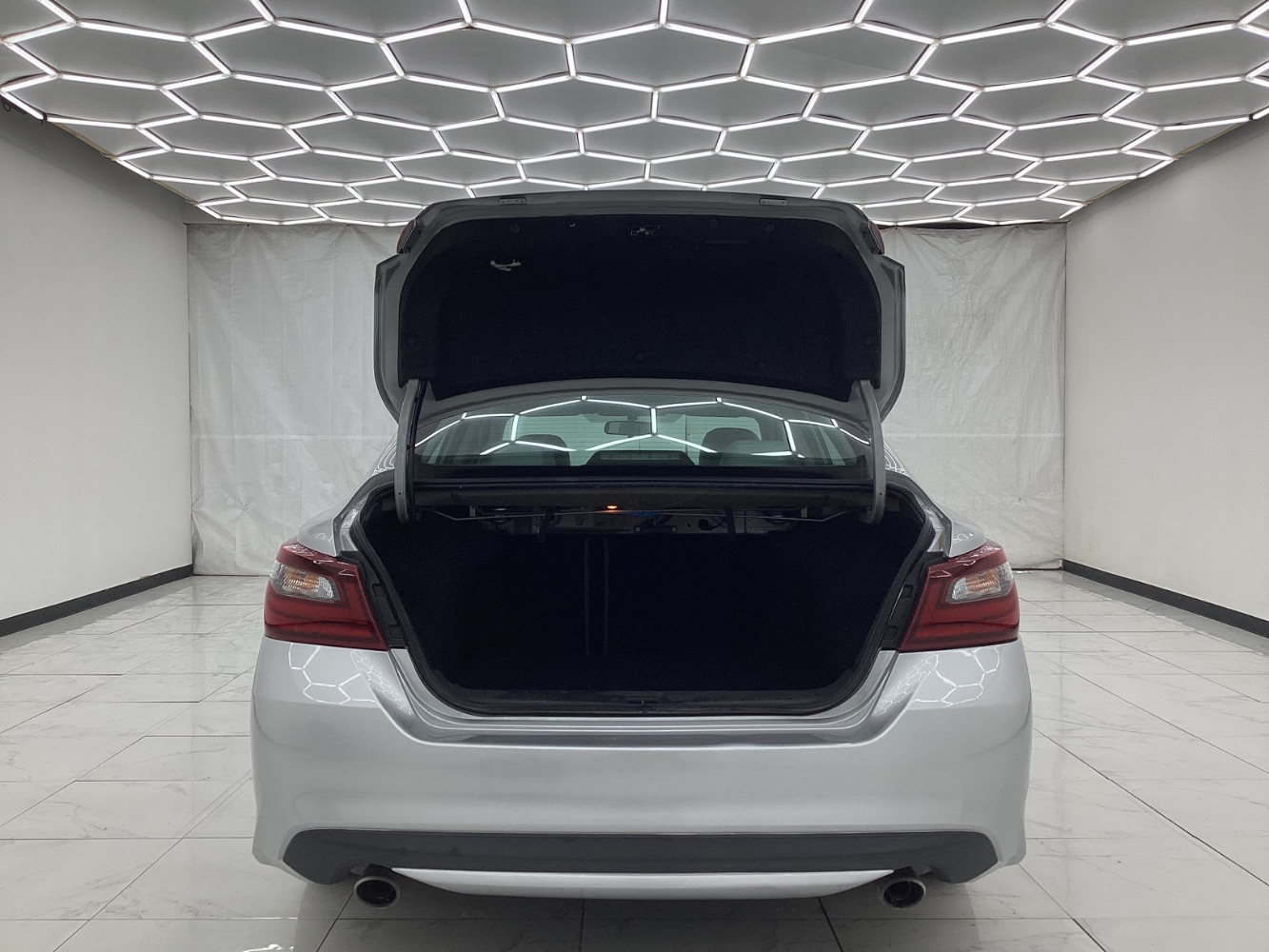 2017 Nissan Altima 2.5 SR Image 16 of 46