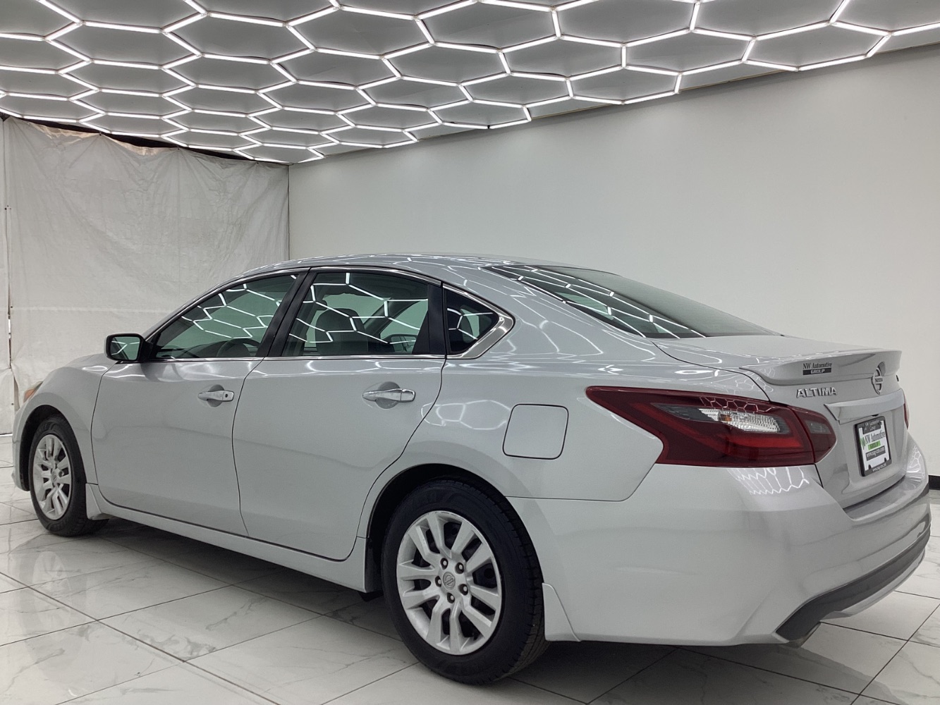 2017 Nissan Altima 2.5 SR Image 8 of 46