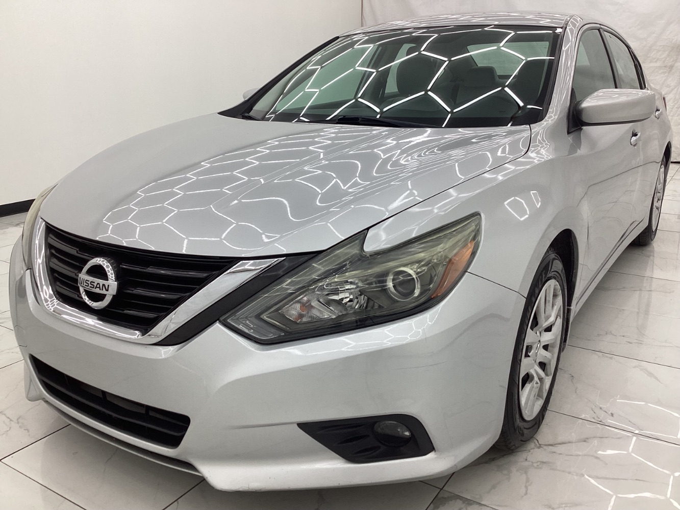 2017 Nissan Altima 2.5 SR Image 2 of 46