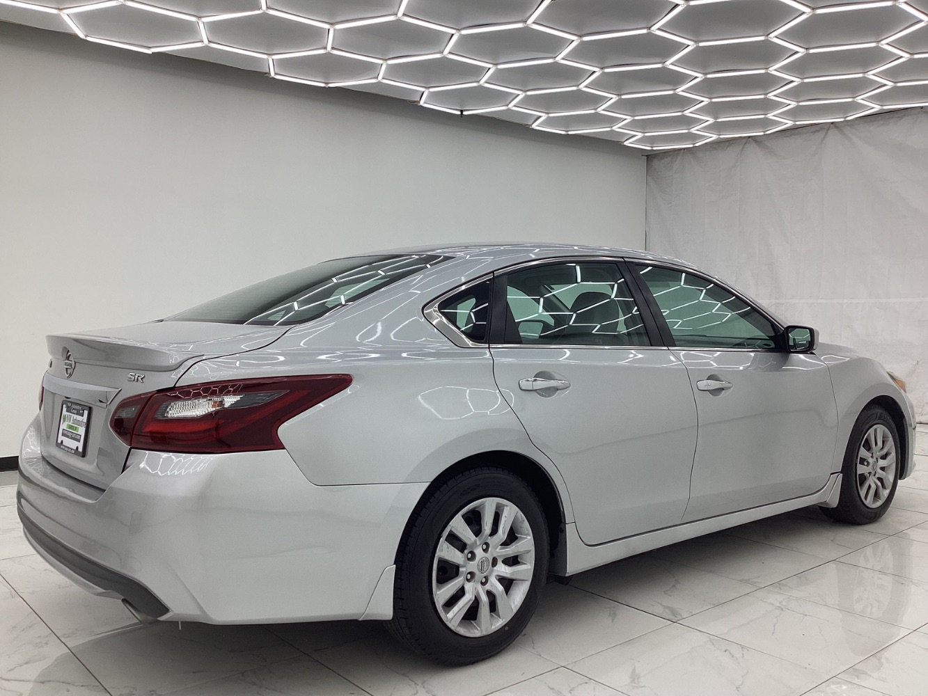 2017 Nissan Altima 2.5 SR Image 6 of 46
