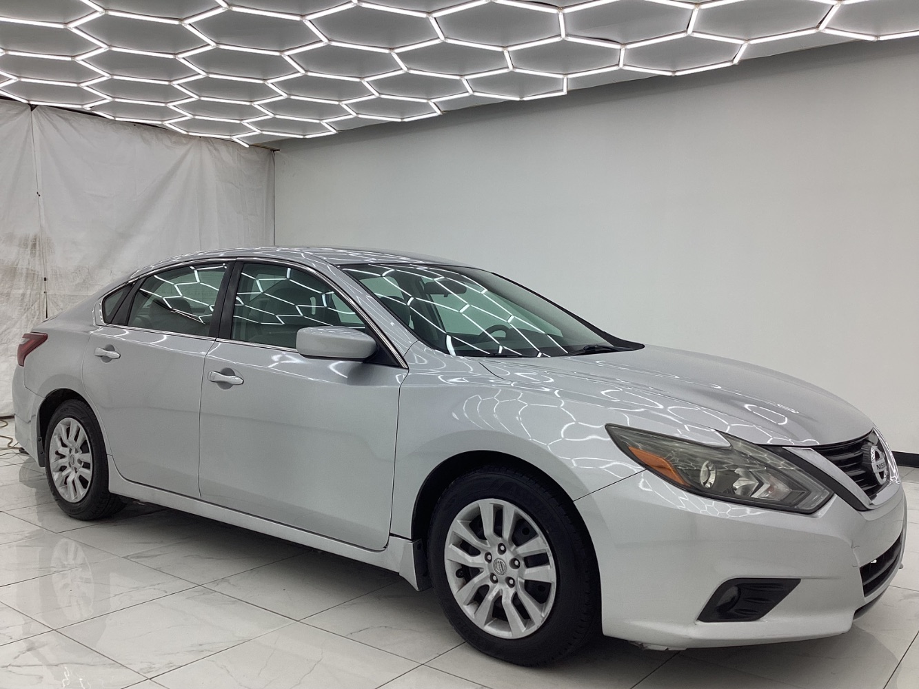 2017 Nissan Altima 2.5 SR Image 4 of 46