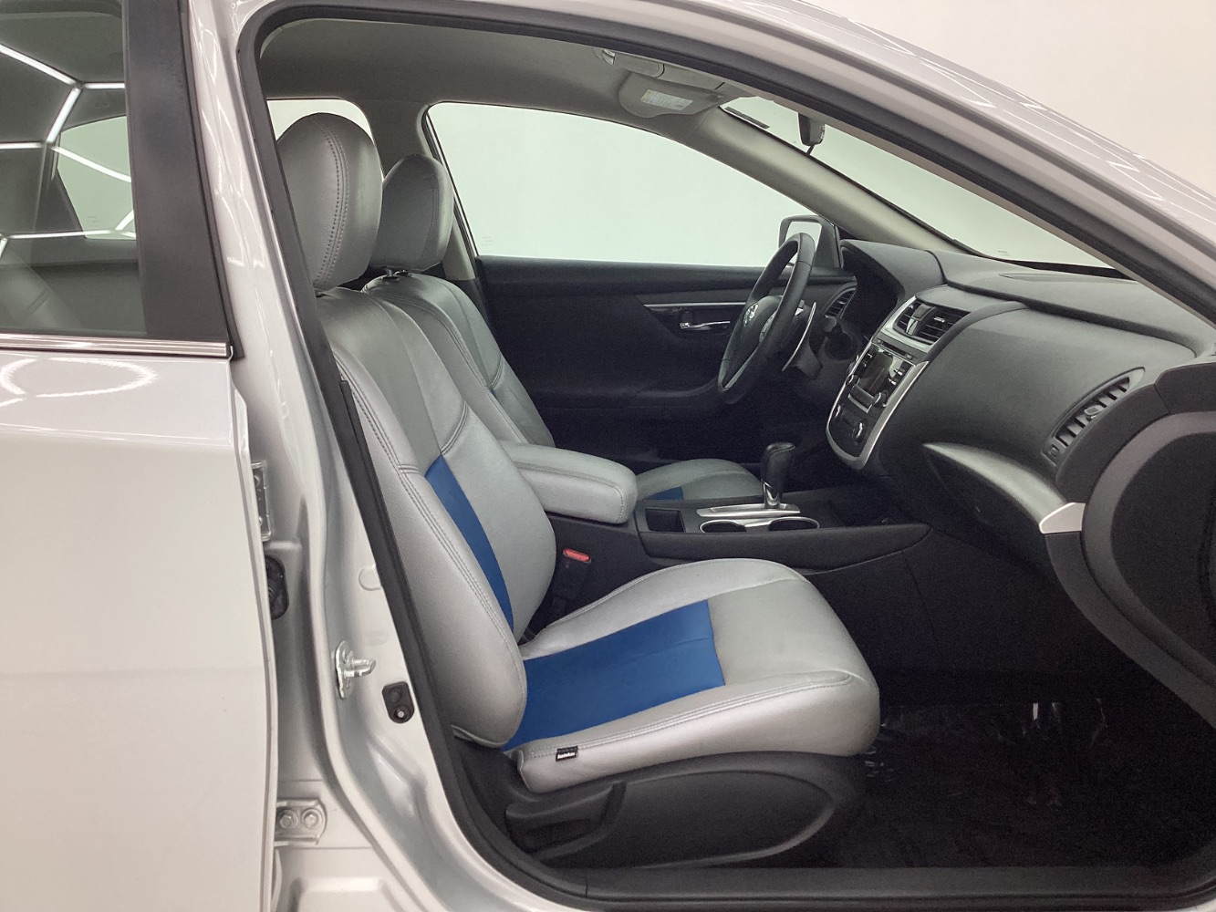 2017 Nissan Altima 2.5 SR Image 17 of 46