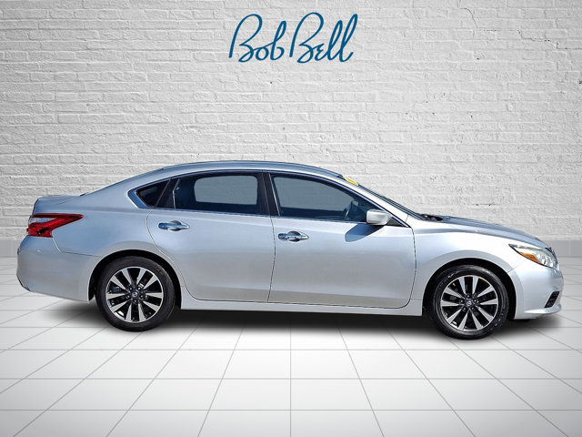 2017 Nissan Altima 2.5 SV Image 4 of 30